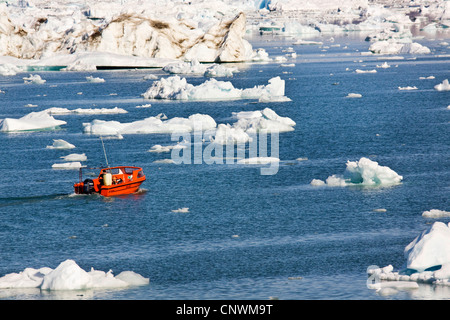 Motorboot im Sermilik Fjord, Grönland Stockfoto