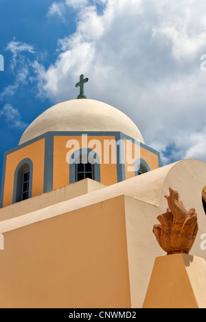 Die katholische Kathedrale in der Hauptstadt Fira auf der griechischen Insel Santorin gelegen. Stockfoto