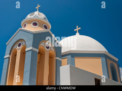 Ein buntes Bild einer Kirche aus der Santorini Stadt Fira hautnah. Stockfoto