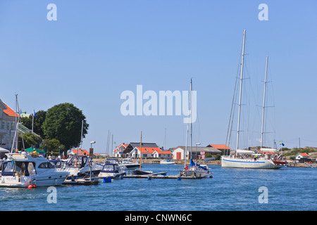 Segelboot in den Kanal außerhalb von Marstrand, Schweden Stockfoto