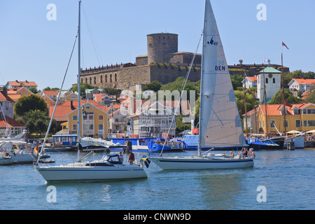 Segelboot in den Kanal außerhalb von Marstrand, Schweden Stockfoto