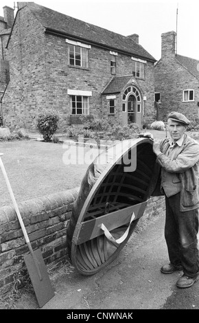 Ironbridge Coracle Maker Eustace Rogers vor seiner Hütte auf der River Severn Shropshire BILD VON DAVID BAGNALL Stockfoto