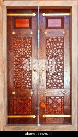 Alte reich verzierten Holztüren an der Suleiman Moschee in Istanbul, Türkei. Stockfoto