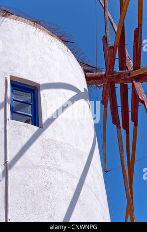 Eines der traditionellen Windmühlen von Oia auf der griechischen Paradies Insel Santorini. Stockfoto