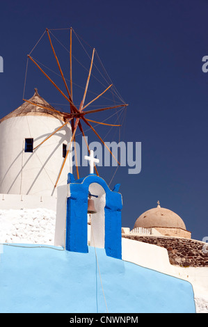 Eines der traditionellen Windmühlen von Oia auf der griechischen Paradies Insel Santorini. Stockfoto