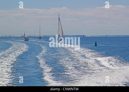 Schiffe und Boote in der Sonne am Meer, Ostsee, Hiddensee, Mecklenburg-Vorpommern, Deutschland Stockfoto