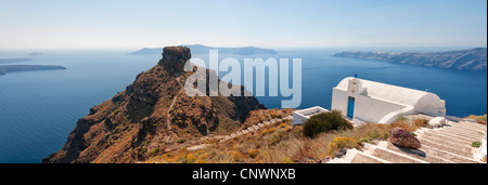 Eine Panorama-Bild von einer typischen griechischen Kirche mit Blick auf den Felsen von Skaros mit der Stadt Oia und den Vulkan Santorin ich Stockfoto