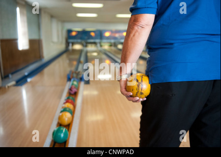 Frau spielt in einer leitenden Duckpin Bowling Liga Patterson Lanes in Baltimore, Maryland. Stockfoto