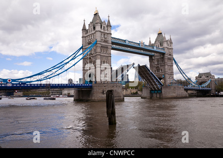 Tower Bridge über die Themse, die laut, die Schifffahrt Zugriff auf den Pool of London Stockfoto