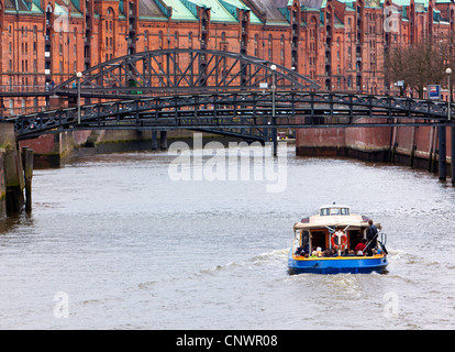 Hafen Schifffahrt auf einen Kanal an die historische Speicherstadt Speicherstadt Hamburg Stockfoto