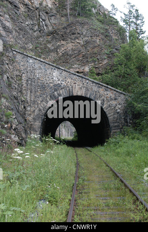 Alten Eisenbahntunnel auf der Circum-Baikal-Bahn, der historische Teil der Transsibirischen Eisenbahn zum Baikalsee, Russland. Stockfoto