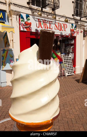 Großbritannien, England, Devon, Torquay, Vaughan Parade, riesigen Eis Kegel Werbeschild Stockfoto