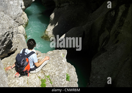 junge Wanderer sitzen an einem Hang der Schlucht des Verdon, Süd-Osten von Frankreich, Frankreich, Provence Stockfoto