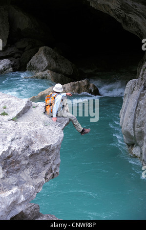 junge Wanderer sitzen an einem Hang der Schlucht des Verdon, Süd-Osten von Frankreich, Frankreich, Provence Stockfoto