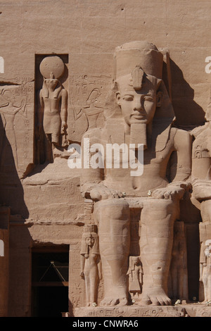 Große Tempel zieren Kolossalstatuen des Pharaos Ramesses II in Abu Simbel, Nubien, Ägypten. Stockfoto