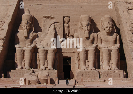 Große Tempel zieren Kolossalstatuen des Pharaos Ramesses II in Abu Simbel, Nubien, Ägypten. Stockfoto