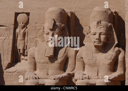 Große Tempel zieren Kolossalstatuen des Pharaos Ramesses II in Abu Simbel, Nubien, Ägypten. Stockfoto