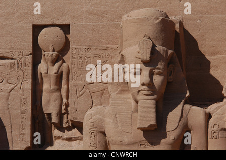 Große Tempel zieren Kolossalstatuen des Pharaos Ramesses II in Abu Simbel, Nubien, Ägypten. Stockfoto