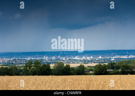 Blick auf Dresden unter Gewitterwolken, Deutschland, Sachsen, Dresden Stockfoto