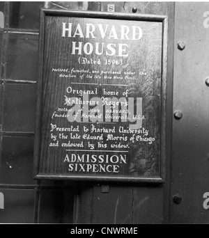 Historisches Bild von der 1950er Jahre, ein Anzeichen für Harvard House in Stratford, Geburtsort von William Shakespeare. Stockfoto