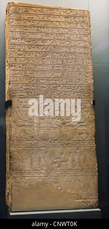Ägypten. Kalkstein funerary Stele Darstellung Intef sitzt vor dem Tisch angeboten. 12. Dynastie. Reich der Mitte. Stockfoto