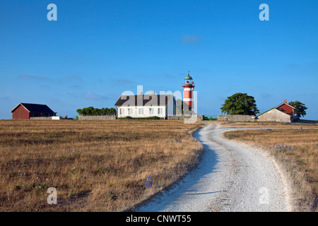 Die rot-weißen Leuchtturm Närs Fyr am Närsholmen auf der Insel Gotland, Schweden Stockfoto
