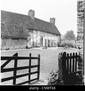 Geschichtsbild der 1950er Jahre zeigen Haus in Wilmcote berühmt für Mary Arden, Mutter William Shakespeare. Stockfoto