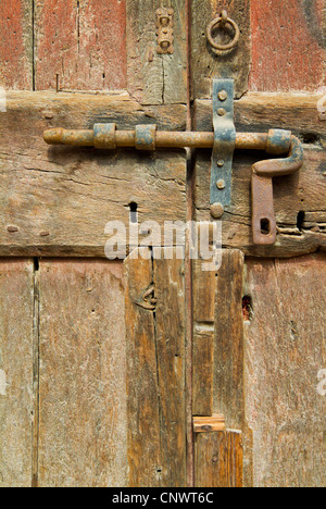 Rostige Schloss und Riegel an einer Tür Stockfoto