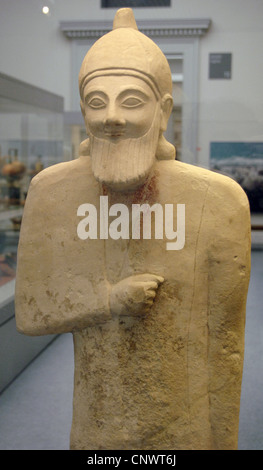 Kalksteinstatue von einem bärtigen Workshipper. 575-550 V. CHR.. Aus dem Heiligtum des Apollo in Phrangissa, Tamassos (Zypern). Detail. Stockfoto