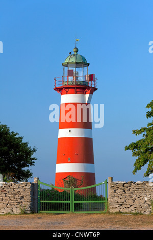 Die rot-weißen Leuchtturm Närs Fyr am Närsholmen auf der Insel Gotland, Schweden Stockfoto