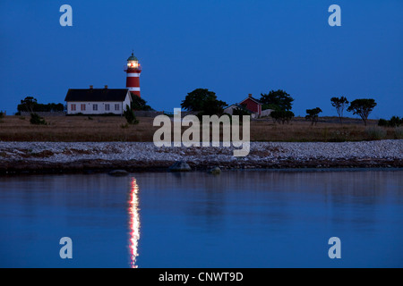 Die rot-weißen Leuchtturm Närs Fyr am Närsholmen auf der Insel Gotland, Schweden bei Sonnenuntergang Stockfoto