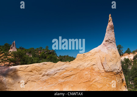 ockerfarbenen Felsen im französischen Colorado von Rustrel, Frankreich, Provence-Alpes-C Te d ' Azur, Rustrel Stockfoto