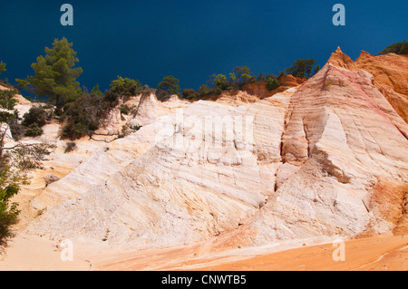 ockerfarbenen Felsen im französischen Colorado von Rustrel, Frankreich, Provence-Alpes-C Te d ' Azur, Rustrel Stockfoto