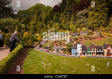 Großbritannien, England, Devon, Torquay, Babbacombe Model Village, ältere Besucher betrachten die Modelle Stockfoto