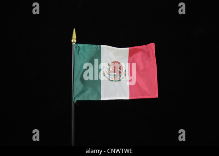 Die Nationalflagge von Mexiko auf einem schwarzen Hintergrund. Stockfoto