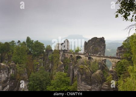 Bastei mit Touristen, Sächsische Schweiz, Nationalpark Sächsische Schweiz, Sachsen, Deutschland Stockfoto
