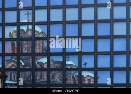 Reflexion der St.-Markus Kirche in das Gebäude des RTS (Radio Television Serbien) in Tasmajdan Park in Belgrad, Serbien. Stockfoto