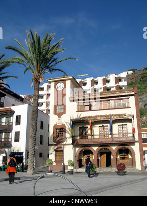 Dattelpalme (Phoenix Dactylifera), als Zierbaum vor dem historischen Rathaus, Kanarische Inseln, Gomera, San Sebastian Stockfoto