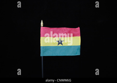 Die Nationalflagge der Republik Ghana auf einem schwarzen Hintergrund. Stockfoto