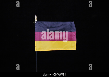 Die Nationalflagge Deutschlands auf einem schwarzen Hintergrund. Stockfoto