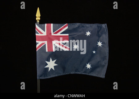 Die Nationalflagge Australiens auf einem schwarzen Hintergrund. Stockfoto