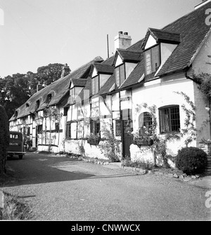 Geschichtsbild aus den 1950er Jahren, zeigen eine Reihe von Hütten in Shottery in der Nähe von Stratford, Geburtsort von William Shakespeare. Stockfoto