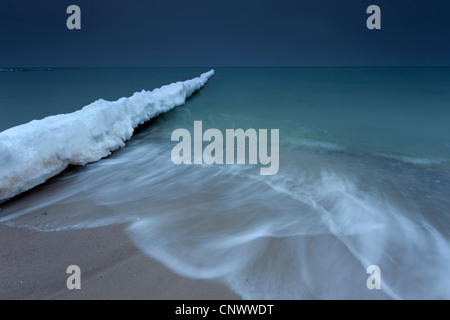 schneebedeckte Sporn Deich in stürmischer See, Darß, Wustrow, Mecklenburg-Vorpommern, Deutschland Stockfoto