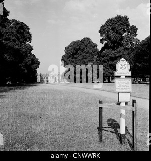 Geschichtsbild, 1950er Jahre zeigt die Vorderseite des Charlcote Manor in der Nähe von Stratford-upon-Avon, Heimat von William Shakespeare. Stockfoto