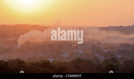 Somke über eine Stadt im Westen der Ukraine, Ukraine, Oblast Iwano-Frankiwsk, Halitsch Stockfoto