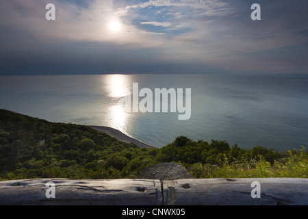 Blick vom Aussichtspunkt auf bewachsenen Düne auf den Sonnenuntergang über dem Meer, Deutschland, Mecklenburg-Vorpommern, Hiddensee Stockfoto