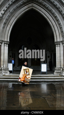 Kaya Mar trägt seine Malerei der britische Prime Minister David Cameron und Rupert Murdoch am High Court in London. Stockfoto