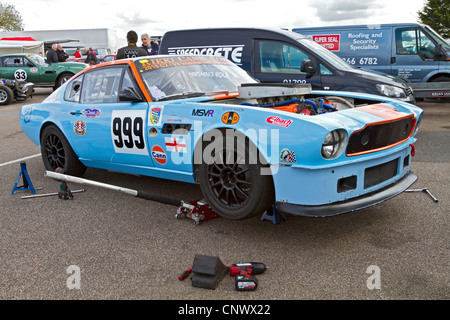 1980 Aston Martin V8 Vantage im Fahrerlager auf dem CSCC HVRA V8 Challenge Rennen in Snetterton, Norfolk, Großbritannien vorbereitet. Stockfoto