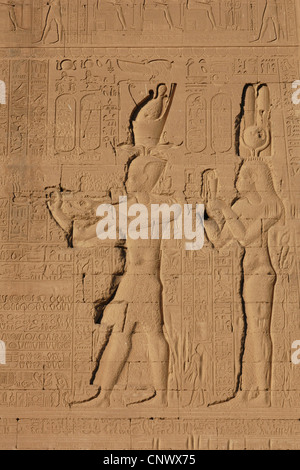 Königin Cleopatra VII und ihr Sohn Caesarion. Ptolemäischen Relief im Tempel der Hathor in Dendera, Ägypten. Stockfoto