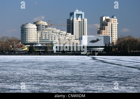 Kino Kosmos (Space) auf dem Damm des Teiches Stadt in Jekaterinburg, Russland. Stockfoto